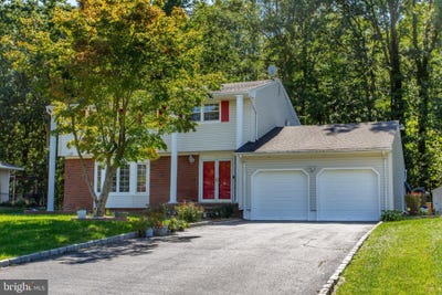 /international/us/14-woodmere-road-north-brunswick-nj-110110279200/