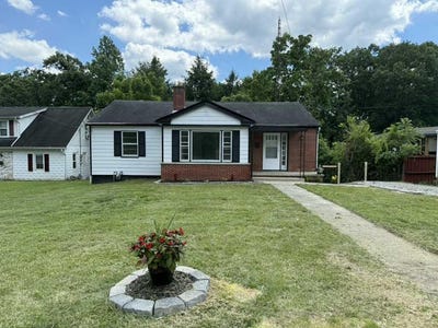 /international/us/236-mercer-street-beckley-wv-110106118884/