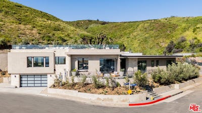 /international/us/1205-las-lomas-pl-pacific-palisades-ca-110106366389/