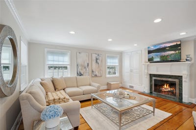 /international/us/236-berry-hill-road-syosset-ny-110098009822/