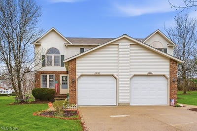 /international/us/1833-hobbits-way-brunswick-oh-110107206974/