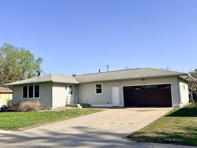 /international/us/1012-e-4th-st-storm-lake-ia-110106588500/
