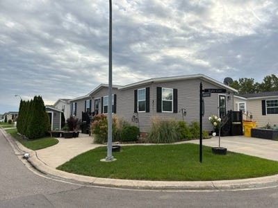/international/us/33062-poplar-ct-new-haven-mi-110110297350/