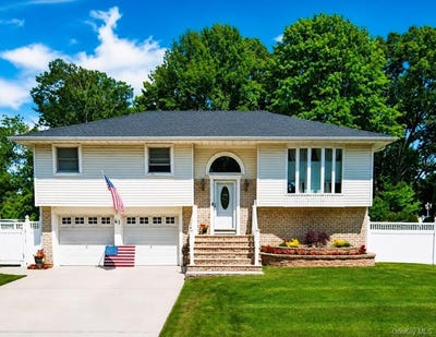 /international/us/61-yale-avenue-oakdale-ny-110108978342/