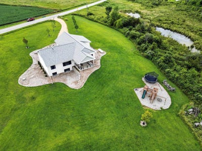 /international/us/w8722-county-road-b-poynette-wi-110101201253/