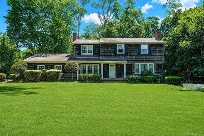 /international/us/23-whitney-gate-smithtown-ny-110108451529/