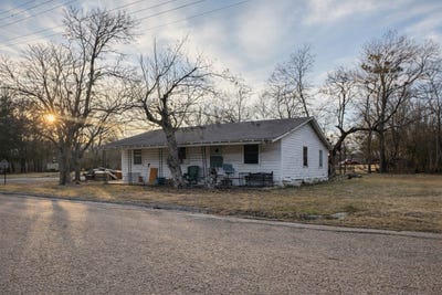 /international/us/411-s-leon-street-groesbeck-tx-110106154896/