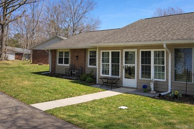 /international/us/124-exmore-court-ridge-ny-110107225672/