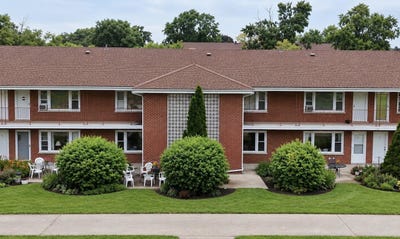 /international/us/1105-holiday-lane-des-plaines-il-110119948969/