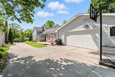 /international/us/129-center-street-elk-rapids-mi-110100947128/