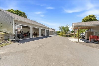 /international/us/19-curry-road-cranston-ri-110108499834/