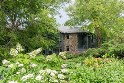 /international/us/400-charlotte-street-asheville-nc-110100214469/