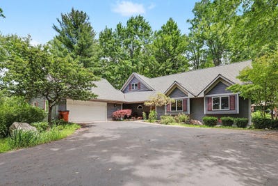 /international/us/10735-brown-lake-drive-ne-rockford-mi-110108933455/