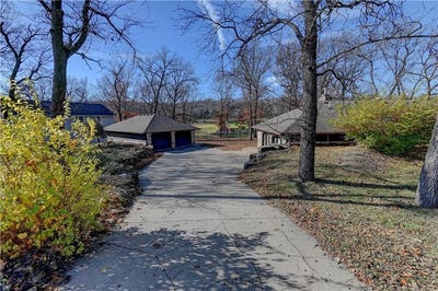 /international/us/8044-rock-creek-drive-ozawkie-ks-110105085021/