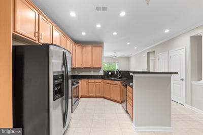 /international/us/9724-holmes-place-manassas-park-va-110108016956/