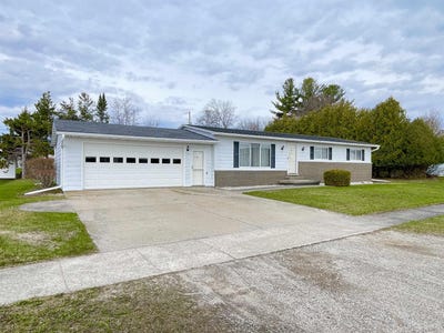 /international/us/219-new-delta-avenue-manistique-mi-110107841189/