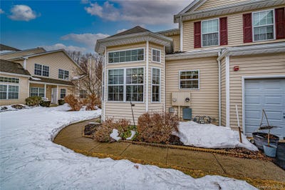 /international/us/78-cranberry-circle-medford-ny-110106374157/