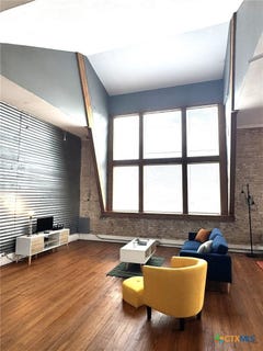 /international/us/103-w-walnut-street-seguin-tx-110106673632/