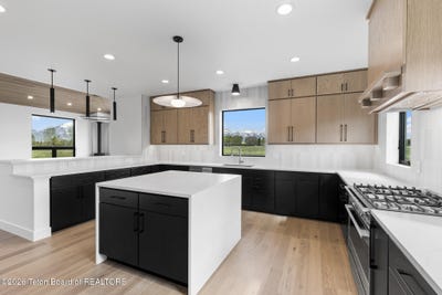 /international/us/2055-log-cabin-clb-road-jackson-wy-110106561223/