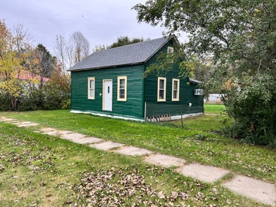 /international/us/211-3rd-st-w-zeeland-nd-110102920741/
