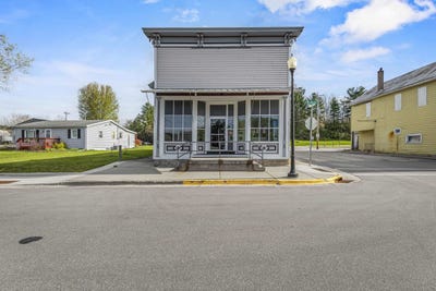 /international/us/300-w-main-street-la-valle-wi-110108009709/
