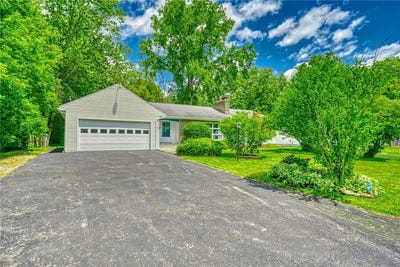 /international/us/1541-shoecraft-road-penfield-ny-110100343772/