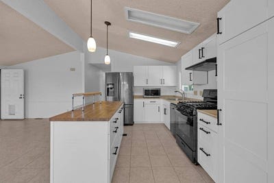 /international/us/1212-h-street-ramona-ca-110101169828/