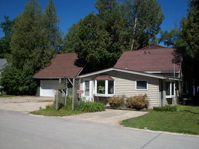 /international/us/1324-w-green-lake-dr-west-bend-wi-110104307339/