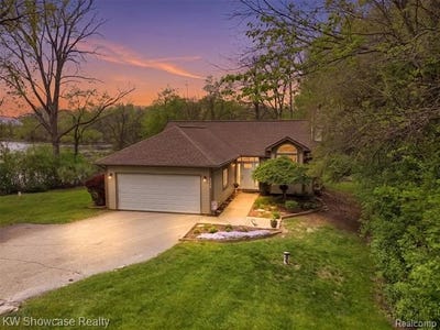 /international/us/6053-n-bay-springfield-twp-mi-110108906688/