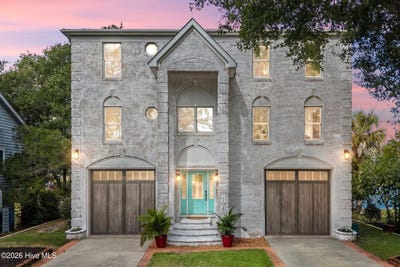/international/us/104-sw-yacht-drive-oak-island-nc-110120458621/