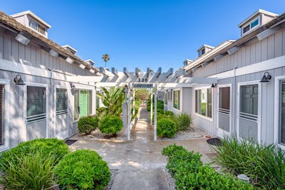 /international/us/220-elm-avenue-carpinteria-ca-110105366472/