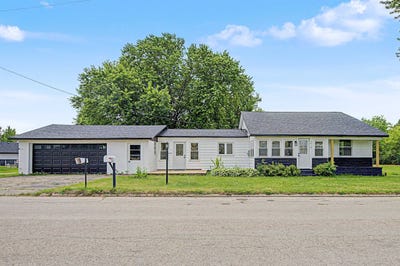 /international/us/3018-beaver-road-freeport-il-110108696214/