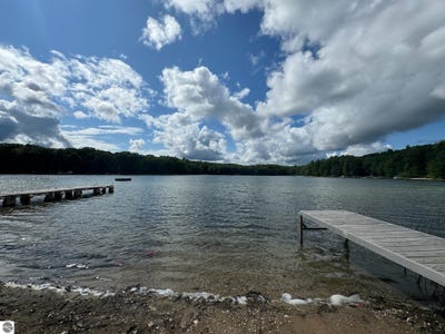 /international/us/18848-lakewood-circle-drive-lake-ann-mi-110098565879/?lang=zh-tw