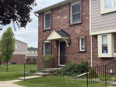 /international/us/20016-great-oaks-circle-n-street-clinton-township-mi-110108106538/