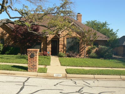 /international/us/1609-woodhill-lane-bedford-tx-110107487104/
