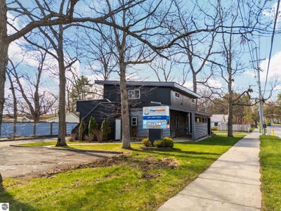 /international/us/1323-s-cass-street-traverse-city-mi-110107850513/