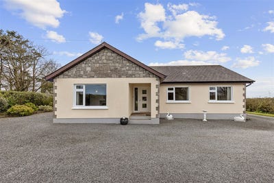 /international/ie/ballyharty-kilmore-village-wexford-210109683267/