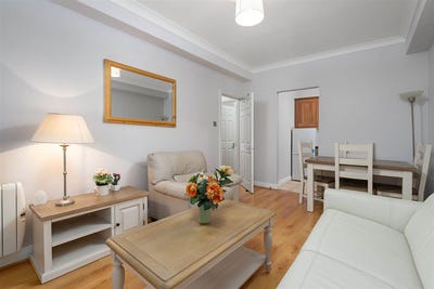 /international/ie/10-college-close-37-39-tara-street-dublin-2-dublin-210109687137/