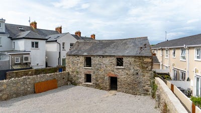 /international/ie/derelict-barn-market-square-rathmullan-donegal-210109671163/