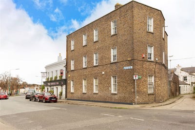 /international/ie/the-barracks-76-irishtown-road-dublin-4-dublin-4-dublin-210109671711/