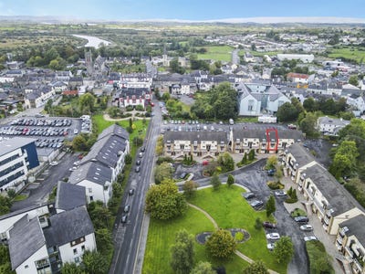 /international/ie/13-boderg-shannon-court-carrick-on-shannon-roscommon-210110286980/