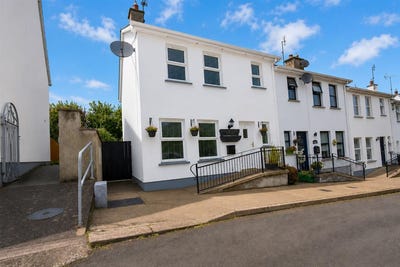 /international/ie/flo-oscars-cottage-1-back-lane-ramelton-donegal-210119776459/