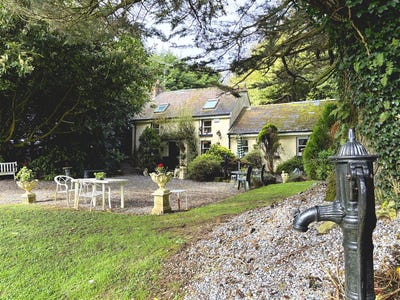 /international/ie/the-old-forge-ballyduff-camolin-wexford-210119658412/