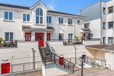 /international/ie/24-saint-helen-s-court-george-s-street-lower-dun-laoghaire-dublin-210119619313/