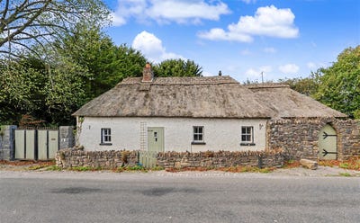 /international/ie/thatch-cottage-riverstown-rathfeigh-navan-meath-210110141454/
