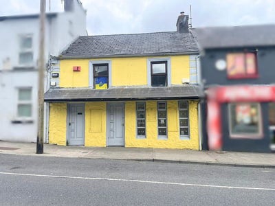 /international/ie/main-street-castlerea-roscommon-210109677618/