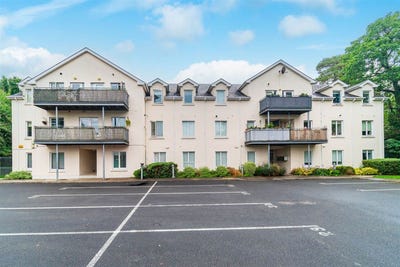 /international/ie/19-moyglare-court-maynooth-kildare-210119784653/