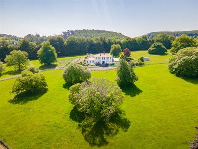 /international/ie/newgrange-barnaslingan-lane-kilternan-kilternan-dublin-210109671331/