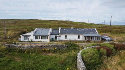 /international/ie/molly-s-cottage-knockevin-liscannor-clare-210119718645/