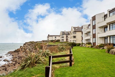 /international/ie/2-inishowen-pilot-view-harbour-road-dalkey-dublin-210110330267/